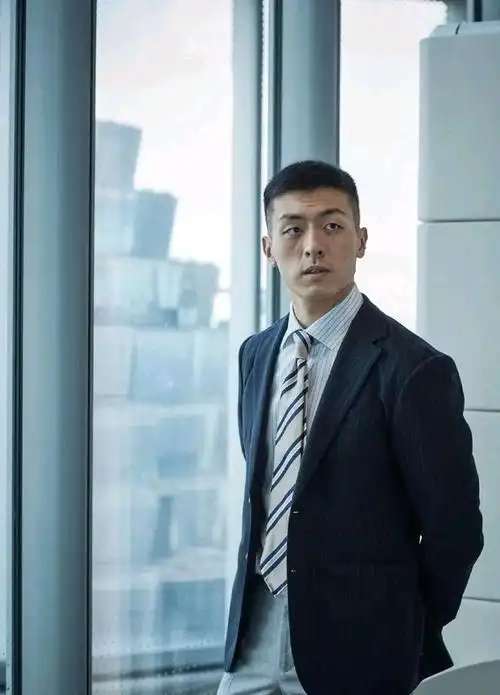 穿西装很好看的商务型男,成熟男人的魅力!