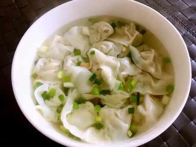 p>小馄饨也叫绉纱馄饨,是中国 a target="_blank" href="/item/江苏