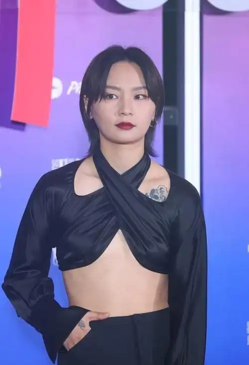 周笔畅浓妆大胆秀身材,衣服都快到"胃"了,意外的帅气