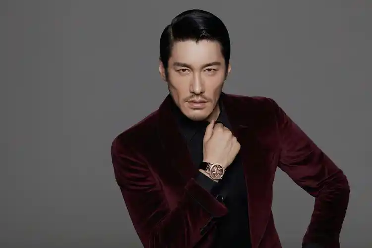 简介:胡兵百变风格儒雅帅气写真图片,分享一组胡兵图片给大家,图中的