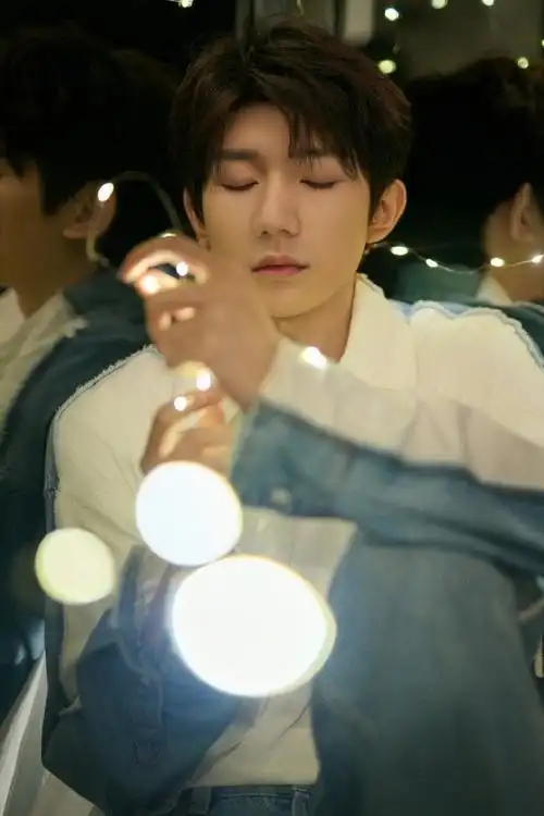 王源九宫格库存照9615  清爽男大穿搭帅气十足  周末快乐#王源