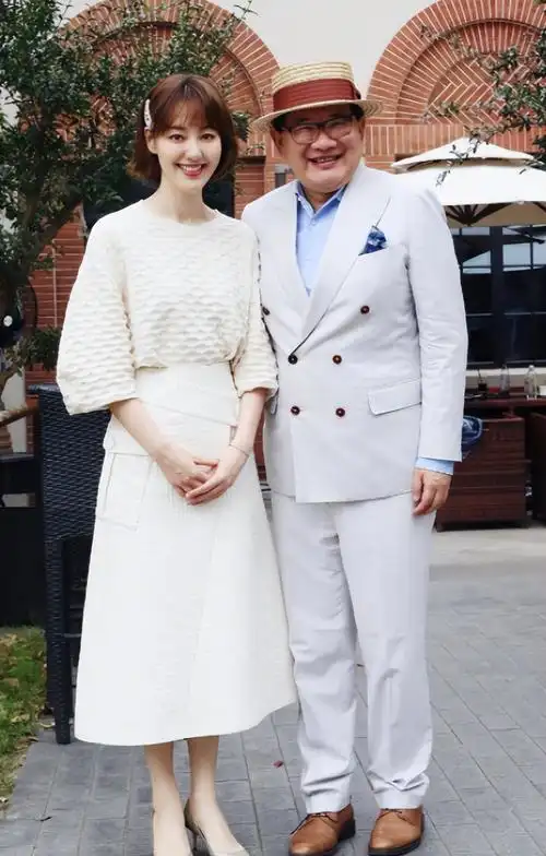 央视主持人王冠:和曹可凡传绯闻,两次从央视消失,38岁仍未婚