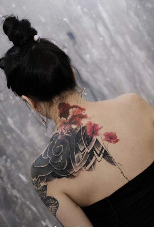 背部脊柱水墨纹身女3