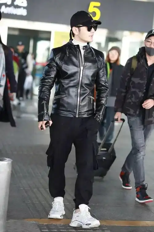 42岁黄晓明身穿皮夹克造型看起来像24岁这样穿时髦又显高