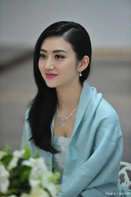 女星景甜素颜太普通,怼脸自拍双眼皮手术痕迹明显,曾经承认整容