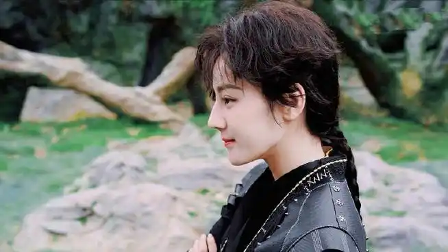 迪丽热巴短发好有少年感