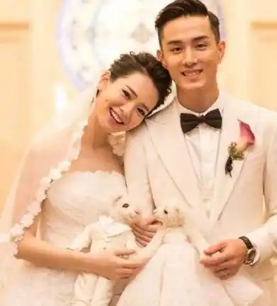 戚薇一家三口现身,一个动作看出李承铉是好老公_网易订阅