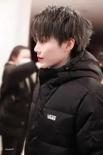 刘雨昕央视春晚联排上下班站图