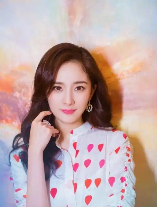 迪丽热巴已然成为娱乐圈女顶流之一,她的发展离不开杨幂的辛勤付出.