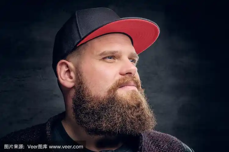 胖胡子男性的肖像穿着夹克和棒球