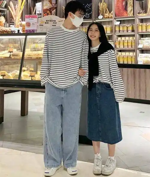 高颜值情侣穿搭,158女友和178男友甜蜜同框,越看越般配_显高_线条