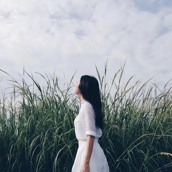 唯美的女生侧面,背影图片,背景要唯美的风景.拜托了.各位.做头像的