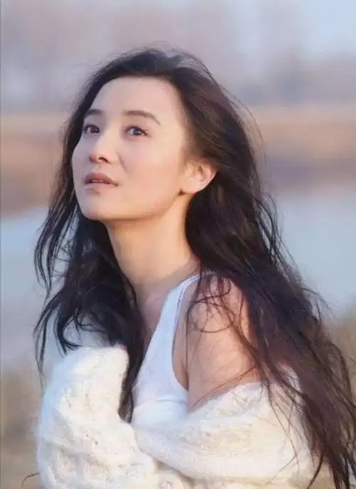 上世纪80年代,宋佳出生于一个普通的小城市,她的家庭并非艺术世家,但