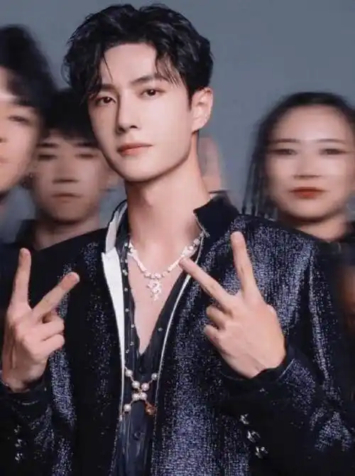 肖战肖春生军大衣造型亮眼,王一博库存花絮好飒!双顶流你爱吗?