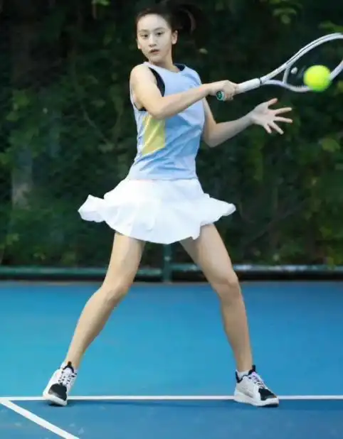 许久未营业的森碟连换五套造型拍摄写真,每一张都惊艳十足.