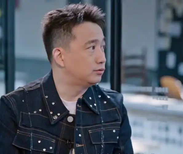 52岁黄磊近况,模样大变发福明显,自曝无戏可拍的真正原因