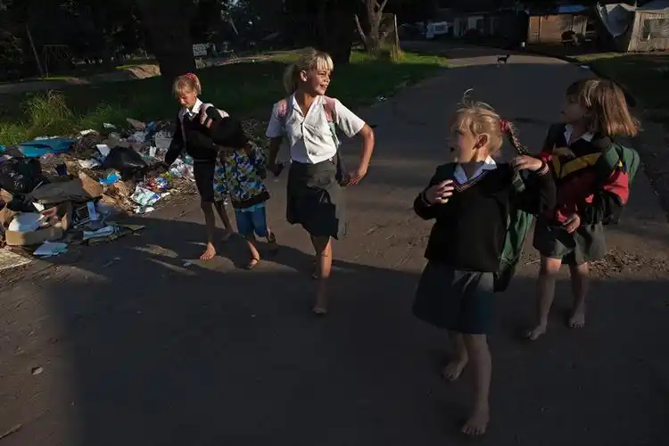 19.3月10日,女孩们光着脚走去上学.