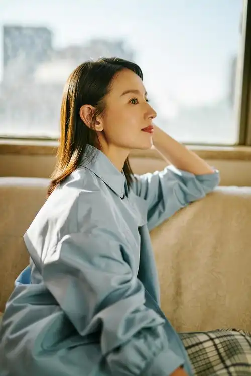 > 董洁优雅知性写真图片(4/6)