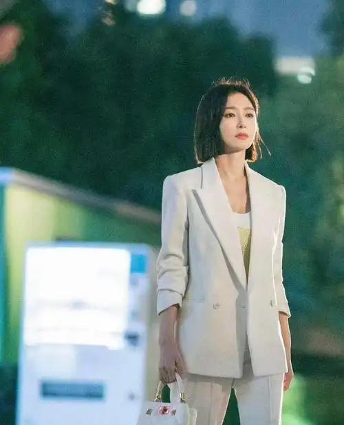 44岁的秦岚真减龄职场风穿搭优雅又知性谁看了不迷糊