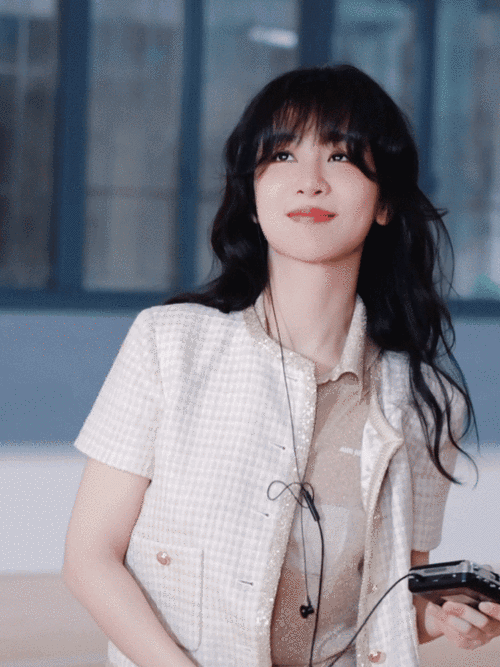 是发量王者##杨紫防脱发就这样紫#只有发量王者可以驾驭的发型出现了