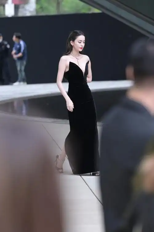 古力娜扎深v黑裙造型亮相活动 这一身真的赢麻了
