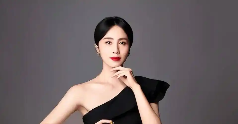 这是丈夫在逃避,而对孙莉来说,宛如刺骨寒流,冻结了孙莉对生活的热情