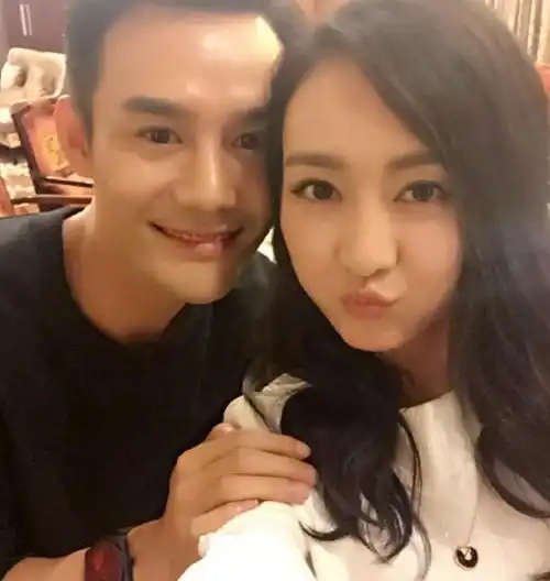 图黄翠如王凯两人昔日恩爱照曝光靖王被曝与新女友深夜聚餐