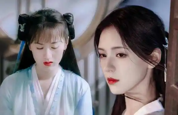 张予曦五官精致,外形娇艳似玫瑰;袁冰妍温婉清秀,好比琉璃美人,清冷