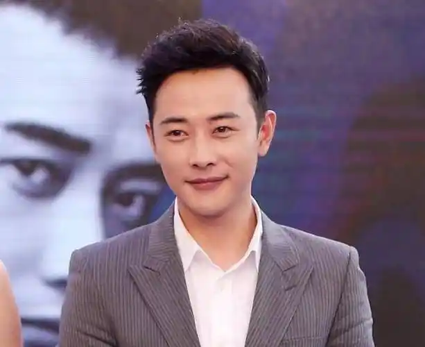 他拿出仅有20w给准岳父治病,没想到,一转身女友却嫁给了富豪_罗晋