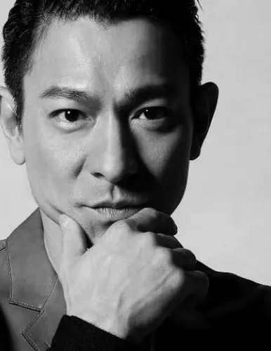 刘德华时尚黑白写真 穿长款风衣显王者气派(组图)(8)