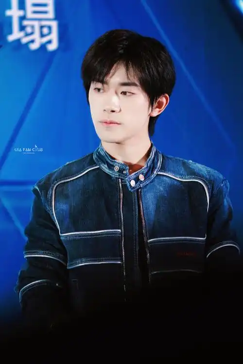 易烊千玺破洞针织内搭#小龙在龙年的首次出现03@tfboys-易烊千玺