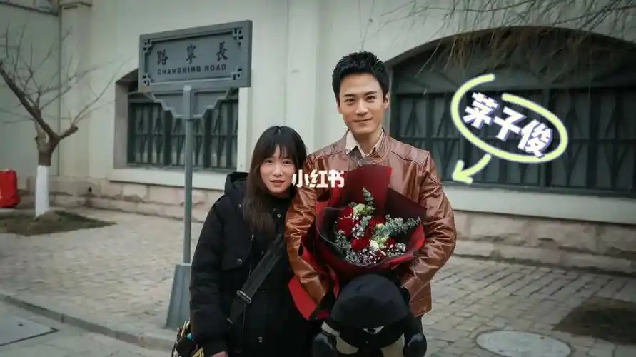 这是19年拍的《恨君不似江楼月》时跟茅子俊老师拍的合照,俊哥人很好