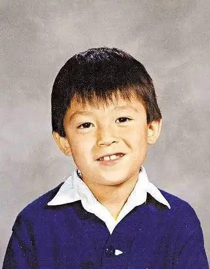 大家也都看出来了,没错,他就是陈冠希,小时候的他头发乌黑亮丽,五官很