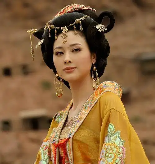 开拍邓英变身律师气势逼人,由著名导演王连平执导的电视剧《欢喜冤家