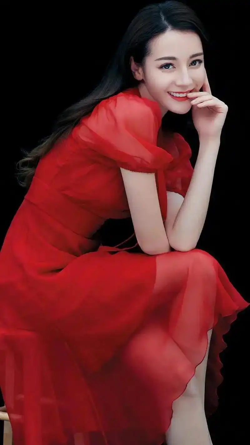 迪丽热巴:娱乐圈中的魅力与才华并存的美女明星 迪丽热巴,一位新疆