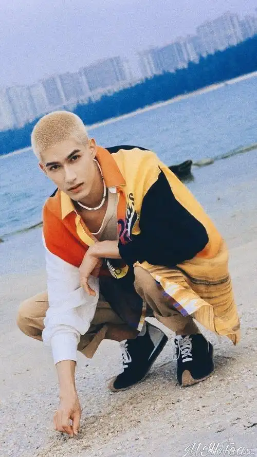 米卡#into1怼脸杀大片#超模脸米卡上线了!