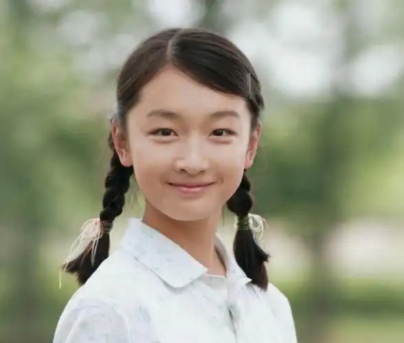 6969周冬雨小时候的样子跟如今还真的没什么差别,特别是眼睛,小小