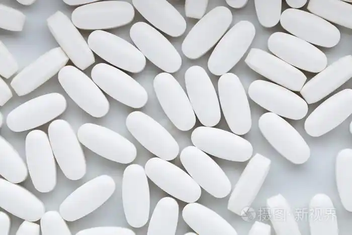 白色背景上的白色药片