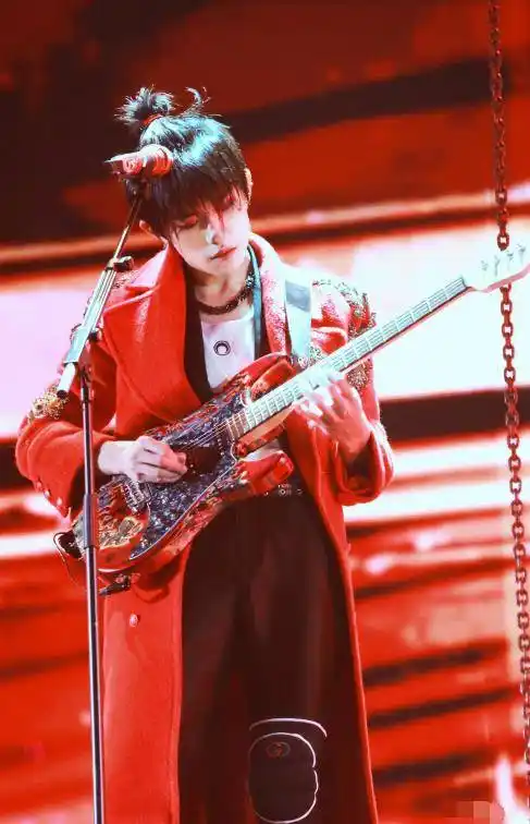 原创易烊千玺这崽也太a了穿喷绘牛仔画红色眼妆19岁比蔡徐坤还man