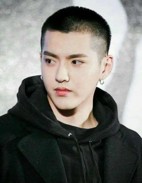 2,今年流行的"栗子头"发型,稳重很精神,越来越多男生喜欢这样剪