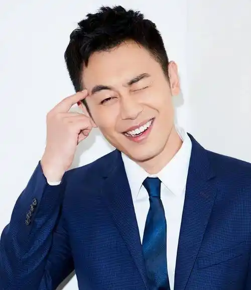 环抱刘浩存,贴脸化妆师,2023年,轮到朱亚文塌房了?_网友_沈佳妮_因为