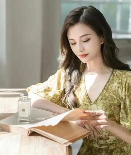 大翻领黑色连体衣简约高级,>扣子,收腰的位置刚好合身,>拉长身材比例