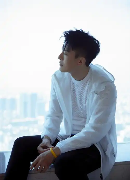 孙艺洲上海出席活动 与陈赫互怼分享学舞"口诀"