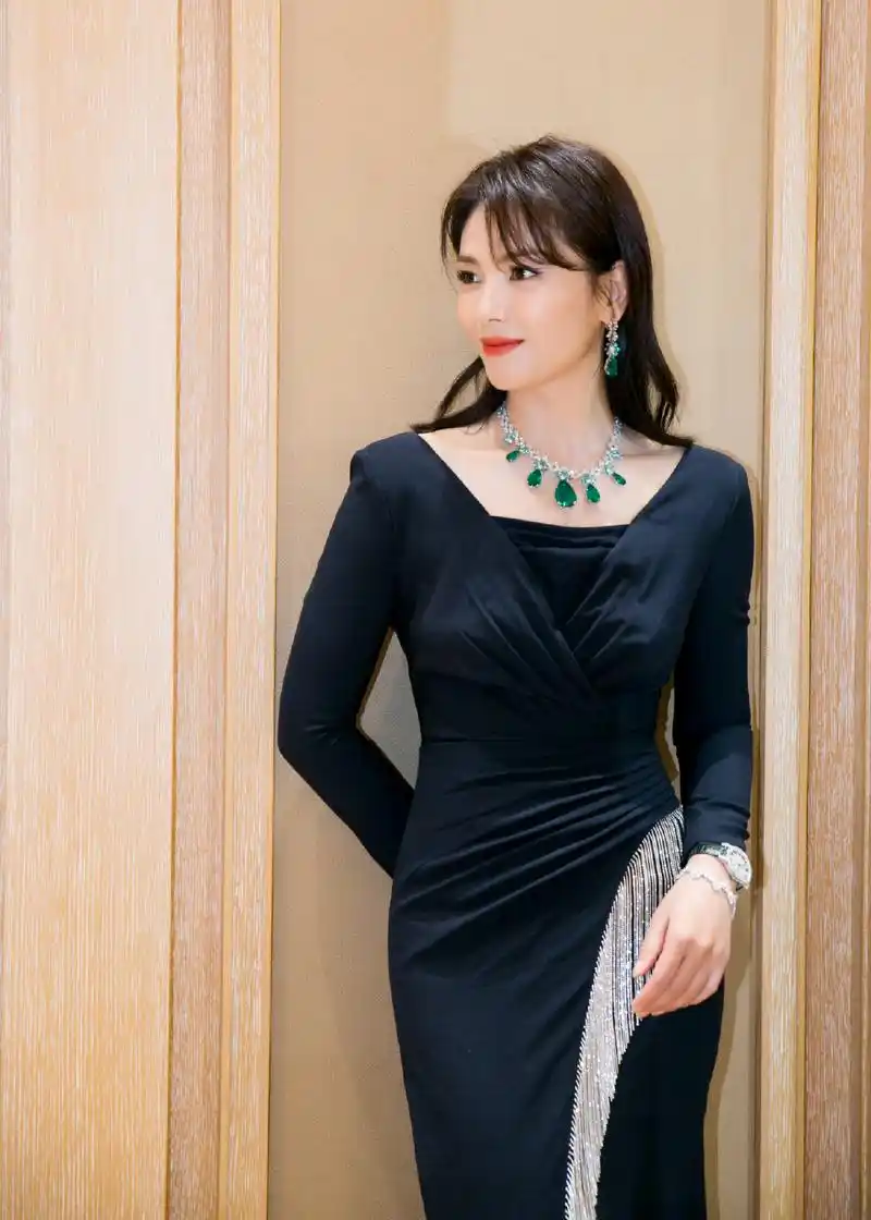 刘涛时尚品味真好,黑色连衣裙端庄优雅,换两套珠宝展现不同风韵
