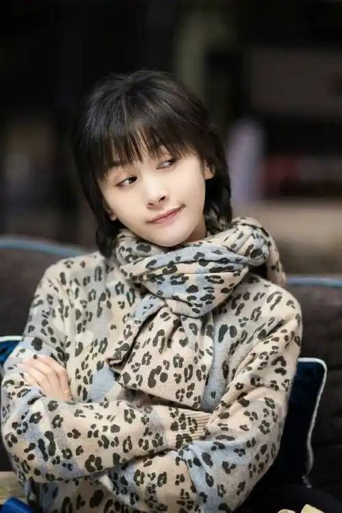 李一桐飞机上不雅行为被热议,梅婷王子文更没素质,人民日报怒批_明星