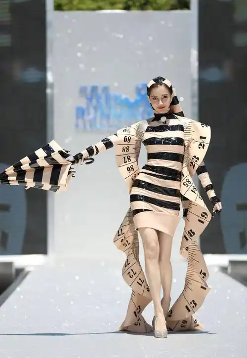 杨颖再次走秀,穿连帽紧身裙配软尺,踩10厘米高跟鞋秀超模气场_发展