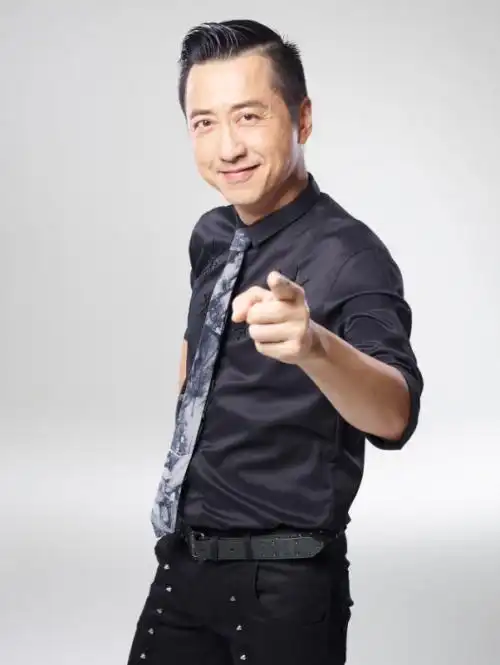 1999年5月,发行专辑《我最熟悉庾澄庆》;5月举行"2000哈林哈世纪"个人