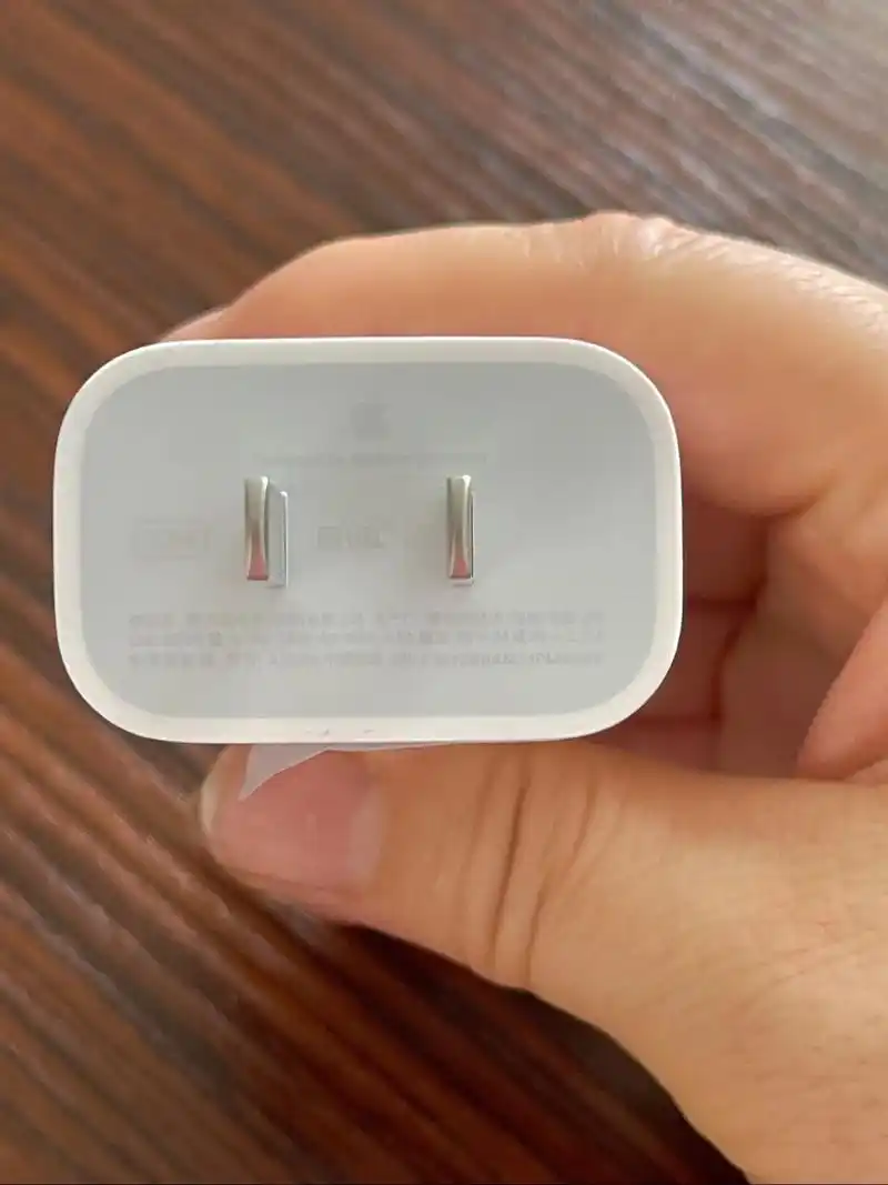 出闲置20w原装苹果充电器,出门的时候 - 抖音