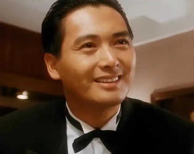 68岁周润发出席活动暴瘦沧桑满脸褶子苹果肌下垂老了许多