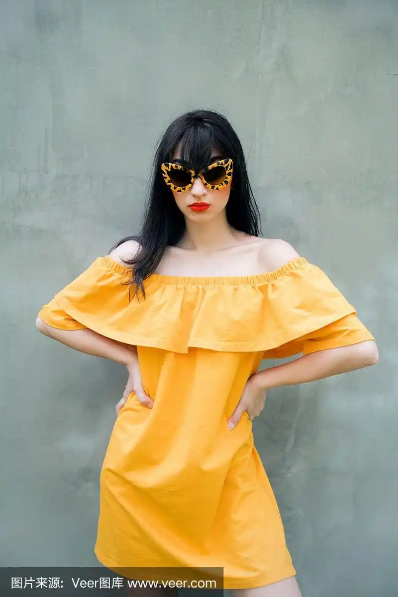 穿黄衣服的女人